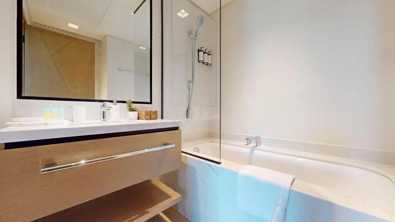 Palace Residence - Chic Two Bed With Creek View Dubai Apartment